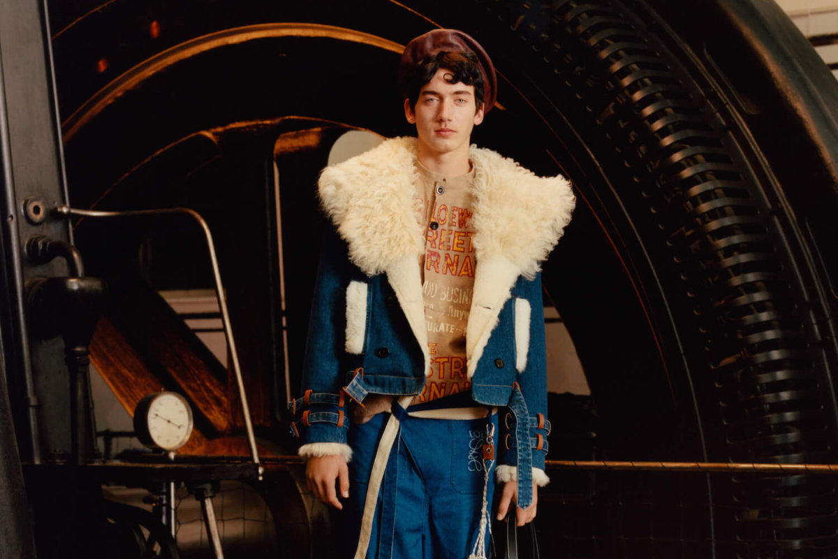 Loewe reworks classic utility wear for Fall/Winter 2017 Loewe reworks classic utility wear for Fall/Winter 2017